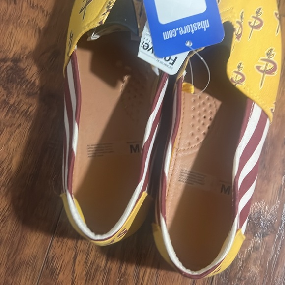 NWT NBA Cavs women's size M slip on shoes - Picture 5 of 5